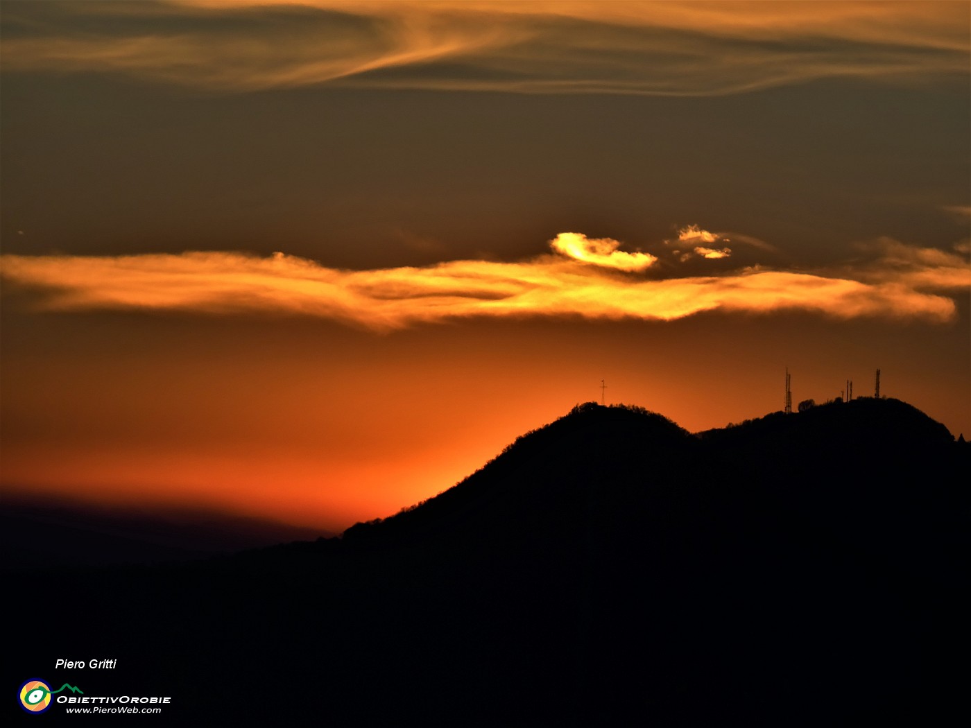 79 Da Costa Serina ammiriamo lo spettacolo del tramonto del sole che si abbassa sui monti Ubione e Linzone.JPG